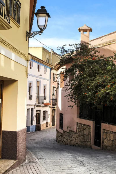 Keskeny Utca Tipikus Homlokzata Történelmi Város Polop Alicante Spanyolország — Stock Fotó