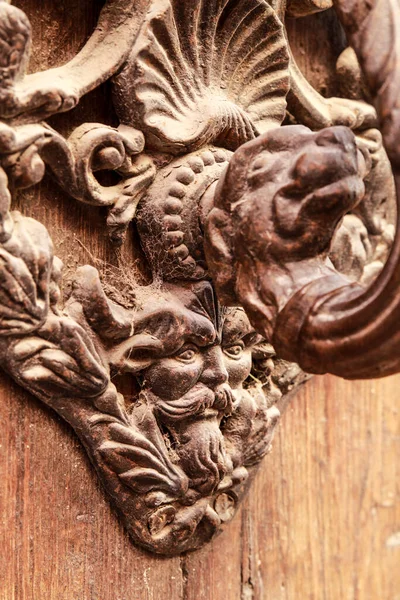 Porta Vintage Knocker Face Shape Brown Wooden Door Polop Village — Fotografia de Stock