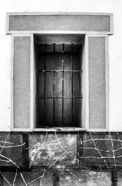 Taş Mermerden Yapılmış Beyaz Cephede Dövülmüş Metal Izgaralı Bir Pencere — Stok fotoğraf