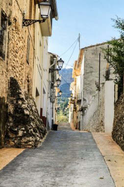 Narrow Caddesi ve İspanya 'nın Alicante kentindeki Beniarda kasabasının tipik beyazlatılmış cepheleri.