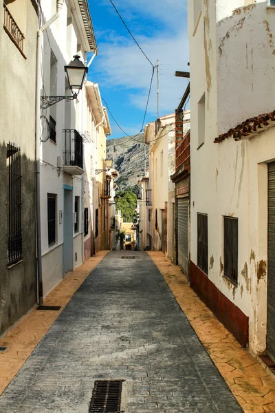 Calle Estrecha Fachadas Típicas Encaladas Localidad Beniarda Alicante España —  Fotos de Stock