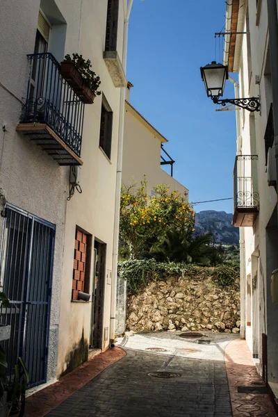 Smalle Straat Typische Witgekalkte Gevels Van Stad Beniarda Alicante Spanje — Stockfoto