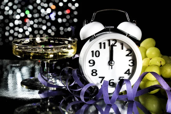 Nowy Rok Północy Zegar Dwunastej Obok Winogron Przysługi Jasne Światła — Zdjęcie stockowe