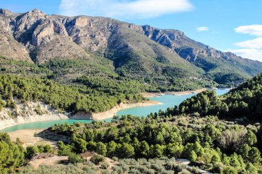Güneşli bir günde çevresi bitki ve dağlarla çevrili Guadalest köyünün bataklığı.