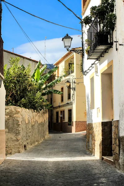 Smalle Straat Typische Witgekalkte Gevels Van Stad Beniarda Alicante Spanje — Stockfoto