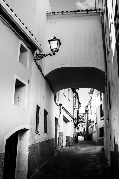 Enge Straße Und Typische Weiß Getünchte Fassaden Der Stadt Beniarda — Stockfoto