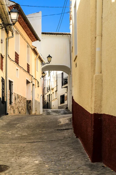 Calle Estrecha Fachadas Típicas Encaladas Localidad Beniarda Alicante España —  Fotos de Stock