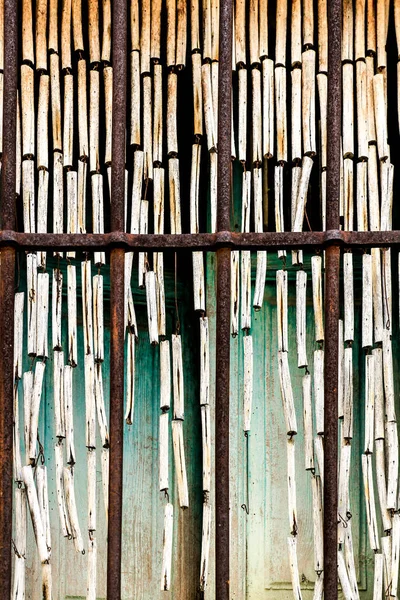 İspanya 'da eski bir evde kırık ve hasarlı bir pencere.