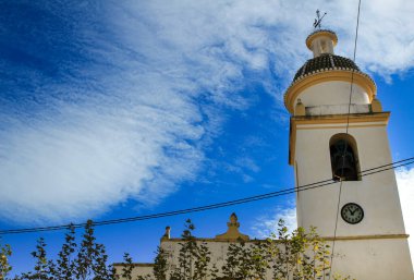 Beniarda köyündeki güzel San Juan Bautista Kilisesi. Tek renkli resim.
