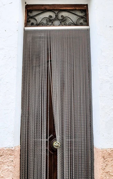 Ξύλινη Πόρτα Ριγέ Μεταλλική Κουρτίνα Στην Ισπανία — Φωτογραφία Αρχείου