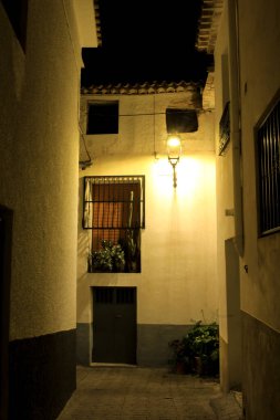 Narrow Caddesi ve İspanya 'nın Alicante kentinde Tarih Kasabası' nın gece vakti tipik cepheleri