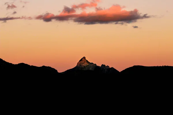 Яскравий Захід Сонця Барвистими Хмарами Силуетом Гір Гвадалесті Аліканте Іспанія — стокове фото