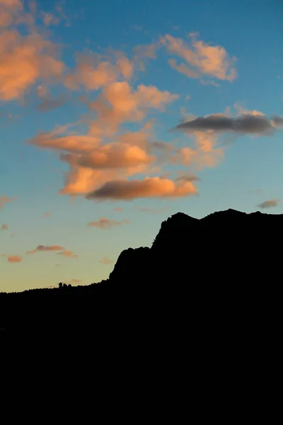 Coucher Soleil Spectaculaire Avec Nuages Colorés Silhouette Montagnes Guadalest Alicante — Photo