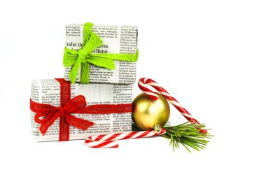 Madrid, İspanya - 17 Aralık 2021: Beyaz arka planda çam dalı, ip ve mücevherlerle eski gazetelere sarılı hediyeler