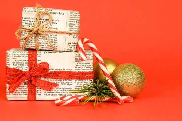 Madrid Spanje December 2021 Cadeaus Verpakt Oude Krant Met Dennentak — Stockfoto