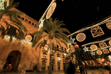 Elche, Alicante, İspanya... 20 Aralık 2021 'de insanlar Elche' nin aydınlatma ve Noel motifleriyle süslenmiş güzel sokaklarında eğlenip yürüyorlar.