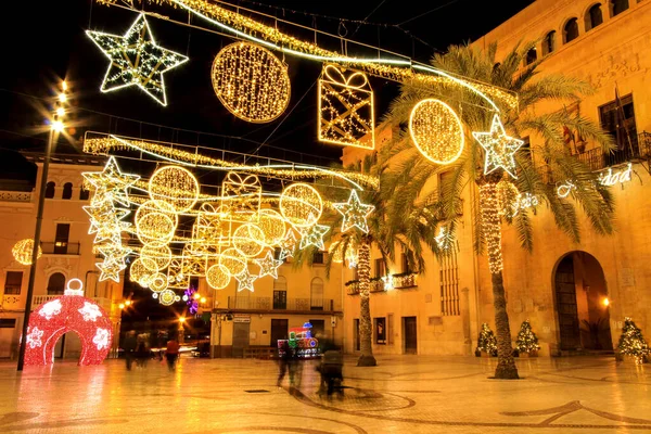 Elche, Alicante, İspanya... 20 Aralık 2021 'de insanlar Elche' nin aydınlatma ve Noel motifleriyle süslenmiş güzel sokaklarında eğlenip yürüyorlar.