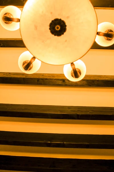 Tavandan Sarkan Ahşap Kirişlerle Asılı Güzel Bir Klasik Lamba — Stok fotoğraf