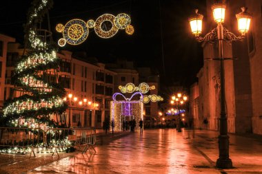 Elche, Alicante, İspanya... 21 Aralık 2021 'de insanlar Elche' nin aydınlatma ve Noel motifleriyle süslenmiş güzel sokaklarında eğleniyor ve yürüyorlardı.