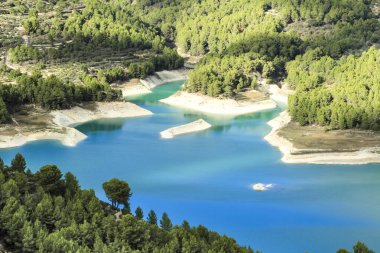 Güneşli bir günde çevresi bitki ve dağlarla çevrili Guadalest köyünün bataklığı.