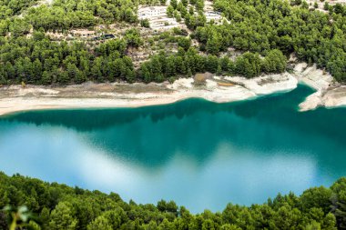 Güneşli bir günde çevresi bitki ve dağlarla çevrili Guadalest köyünün bataklığı.