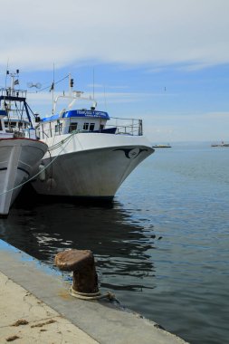 Santa Pola, Alicante, İspanya - 26 Ekim 2021: Santa Pola, Alicante, İspanya 'ya demir atmış balıkçı tekneleri.