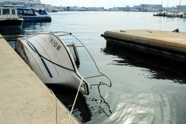Santa Pola, Alicante, İspanya - 26 Ekim 2021: Santa Pola, Alicante limanında demirlemiş bir balıkçı teknesi devrildi