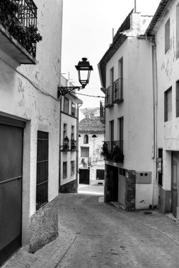 Benimantell, Alicante, İspanya - 26 Kasım 2021: Narrow Caddesi ve İspanya 'nın Alicante şehrinin beyazlatılmış tipik cepheleri