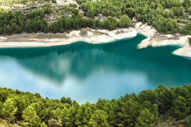 Güneşli bir günde çevresi bitki ve dağlarla çevrili Guadalest köyünün bataklığı.
