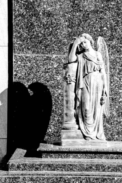 Statue Ange Métal Dans Cimetière Solitaire Espagne — Photo