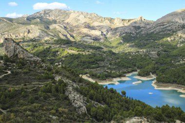 Güneşli bir günde çevresi bitki ve dağlarla çevrili Guadalest köyünün bataklığı.
