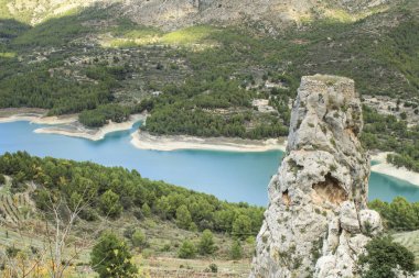 Guadalest köyünün güzel manzarası. Etrafı bitki örtüsü, dağlar ve kalenin duvarlarıyla çevrili.