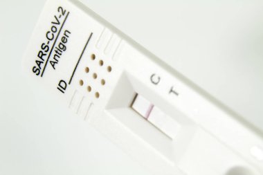 Beyaz arka planda Coronavirus SARS-CoV-2 Covid-19 'un hızlı antijen test kaseti