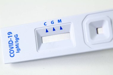Beyaz arka planda Coronavirus SARS-CoV-2 Covid-19 'un hızlı antijen test kaseti