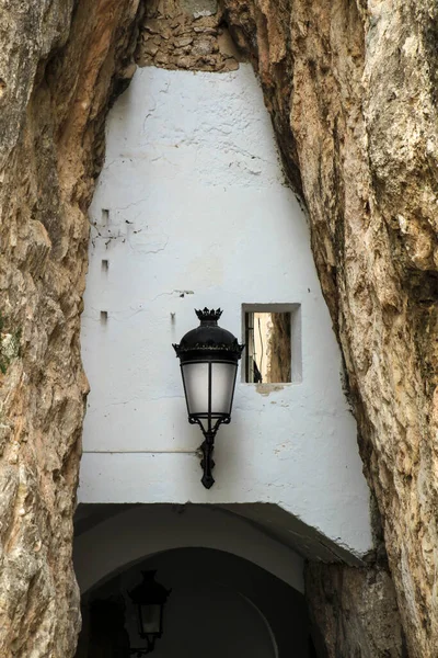 Smalle Doorgang Typische Witgekalkte Gevel Van Stad Guadalest Alicante Spanje — Stockfoto