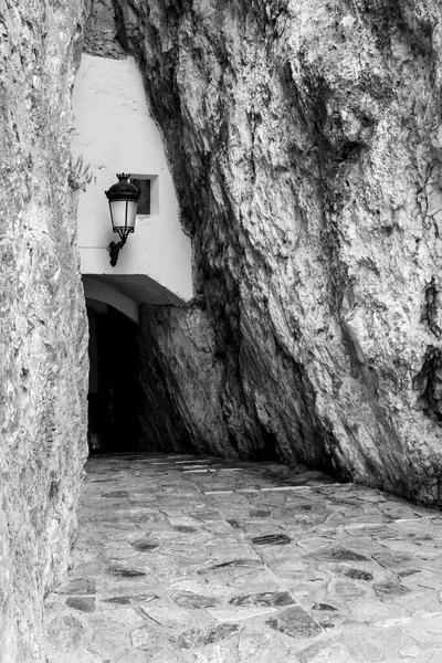 Smalle Doorgang Typische Witgekalkte Gevel Van Stad Guadalest Alicante Spanje — Stockfoto