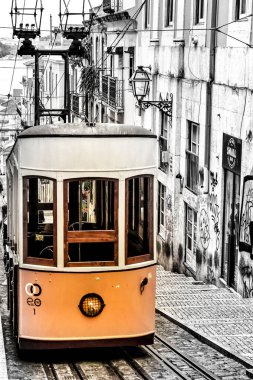 Lizbon, Portekiz- 6 Haziran 2018: Lizbon, Portekiz 'deki Renkli ve Güzel Asansör da Bica