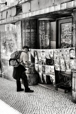 Lizbon, Portekiz- 5 Haziran 2018: Lizbon 'da bir sokakta resim satan adam. Tek renkli fotoğrafçılık.