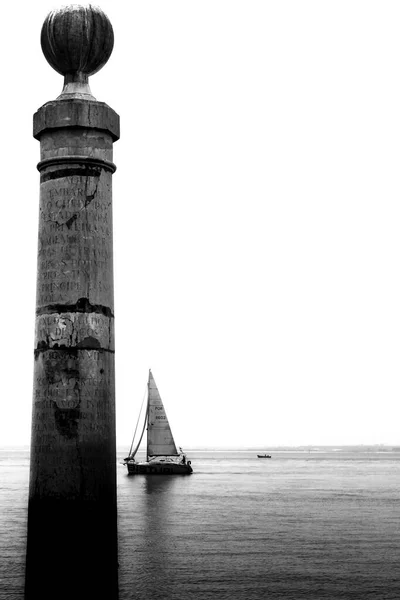 Lisbon Portugal May 2018 Boat Sailing Tagus River Afternoon Pillar — Stock Photo, Image