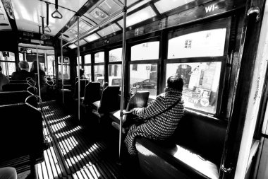 Lizbon, Portekiz- 6 Mart 2020: Lizbon Baharı 'nın tarihi sokaklarında mavi gökyüzünün altında renkli bir tramvay