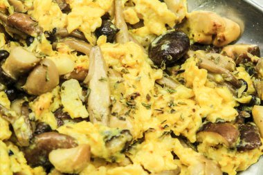 Masada çeşitli mantarlarla çırpılmış yumurta.