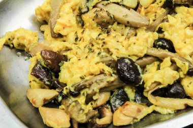 Masada çeşitli mantarlarla çırpılmış yumurta.