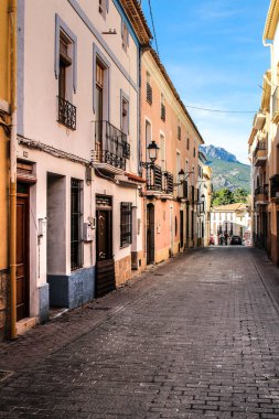 Polop, Alicante, İspanya... 28 Kasım 2021: Narrow Caddesi ve İspanya 'nın Alicante kentindeki Polop şehrinin tipik cepheleri
