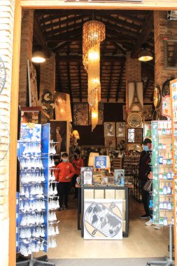 Guadalest, Alicante, İspanya... 26 Kasım 2021: Güneşli bir yaz gününde Guadalest köyünde hediyelik eşya, deri çanta ve el sanatları mağazası.