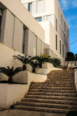 La Nucia, Alicante, İspanya - 28 Kasım 2021: La Nucia, İspanya 'daki Gündüz Yaşlıları İnşaat Merkezi' nin modern yapısı