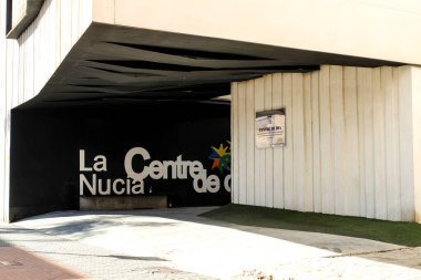 La Nucia, Alicante, İspanya - 28 Kasım 2021: La Nucia, İspanya 'daki Gündüz Yaşlıları İnşaat Merkezi' nin modern yapısı