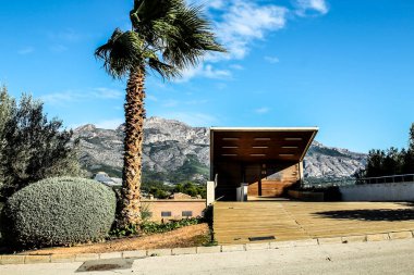 La Nucia, Alicante, İspanya - 28 Kasım 2021: La Nucia, Alicante, İspanya 'da Peter Zumthor için yapılmış Modern El Tossal Sosyal Merkezi Binası