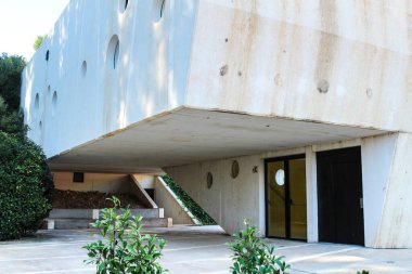 La Nucia, Alicante, İspanya - 28 Kasım 2021: La Nucia, Alicante, İspanya 'da Peter Zumthor için yapılmış Modern El Tossal Sosyal Merkezi Binası