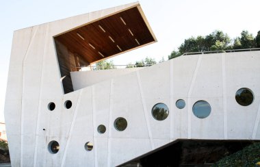 La Nucia, Alicante, İspanya - 28 Kasım 2021: La Nucia, Alicante, İspanya 'da Peter Zumthor için yapılmış Modern El Tossal Sosyal Merkezi Binası