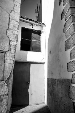 Dar Sokak ve İspanya 'nın Alicante kentindeki Confrides köyünün tipik cephesi